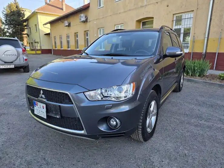 Mitsubishi Outlander 2.2 DI-D. 4x4, 7 miest, ser. kniha
