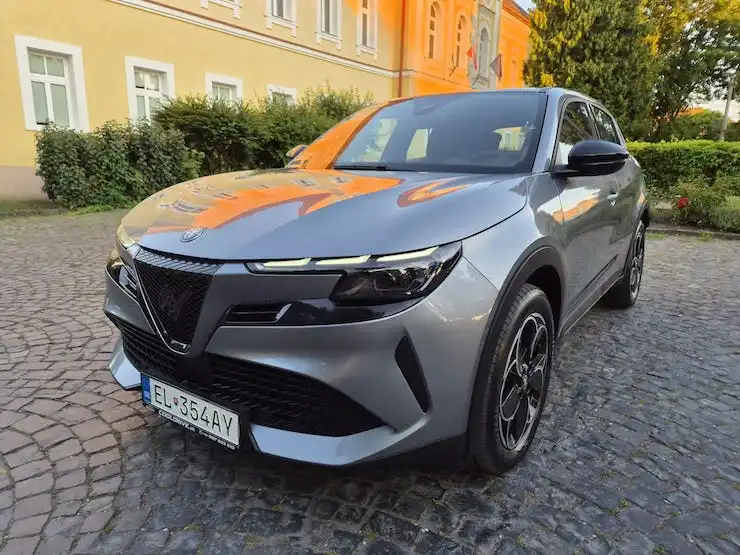 Alfa Romeo Junior 54 kWh 8.890 km